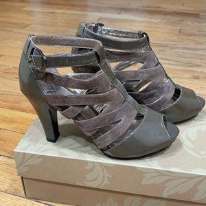 Olive green sandals by Sofft